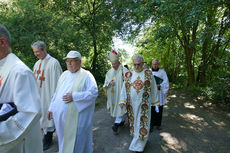 Festgottesdienst zum 1.000 Todestag des Heiligen Heimerads auf dem Hasunger Berg (Foto: Karl-Franz Thiede) Festgottesdienst zum 1.000 Todestag des Heiligen Heimerads auf dem Hasunger Berg (Foto: Karl-Franz Thiede)